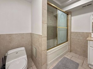 シャワー、ヘアドライヤー、タオル