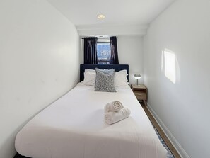 3 bedrooms, desk, WiFi, bed sheets