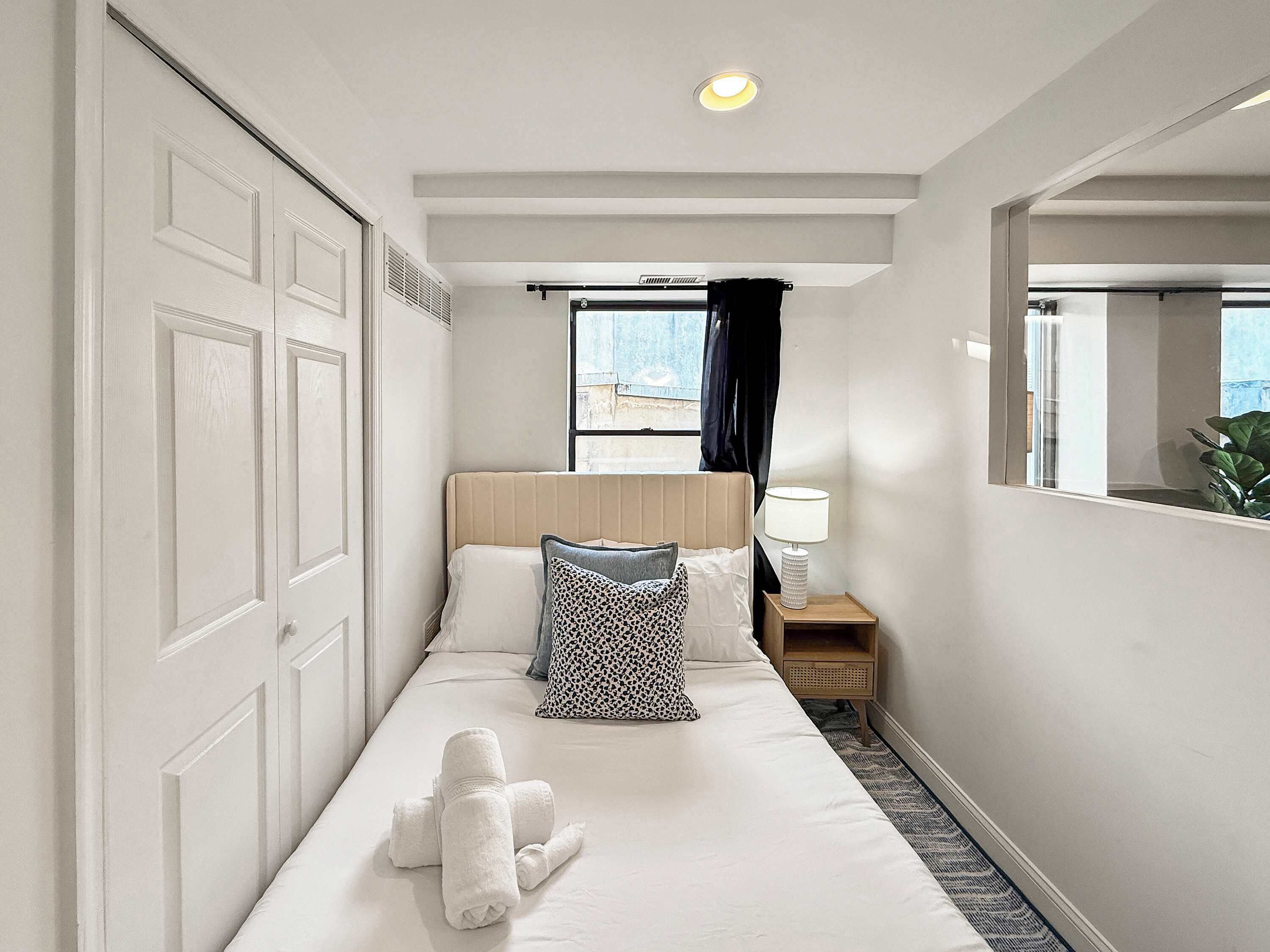 3 bedrooms, desk, WiFi, bed sheets