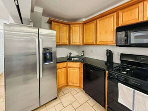 Réfrigérateur, four à micro-ondes, un four, surface de cuisson