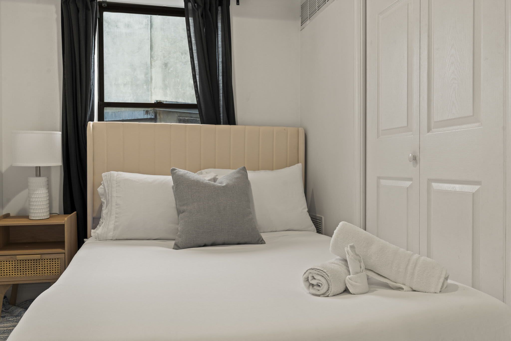 3 bedrooms, desk, WiFi, bed sheets