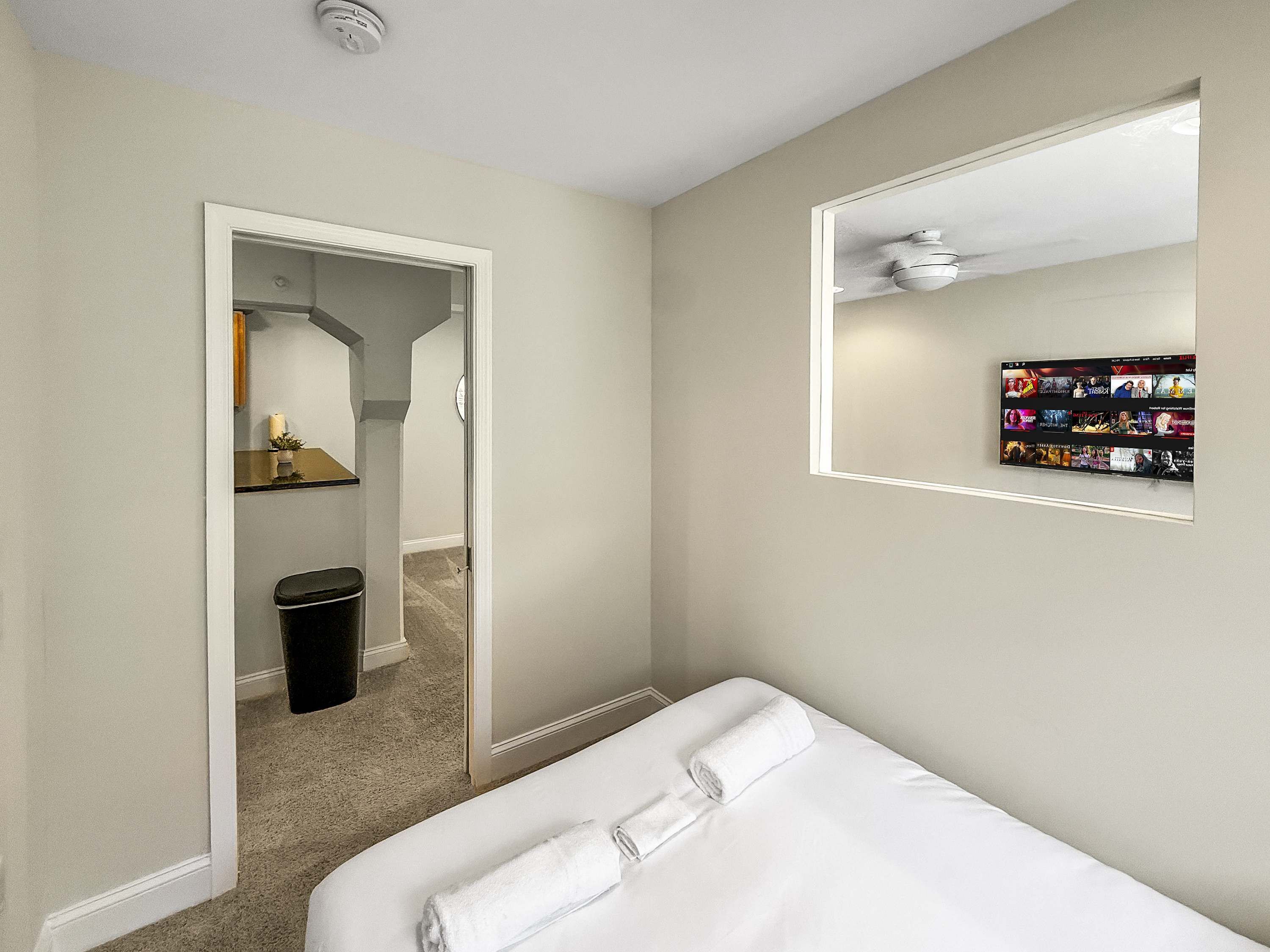 3 bedrooms, desk, WiFi, bed sheets