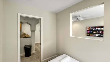 3 bedrooms, desk, WiFi, bed sheets