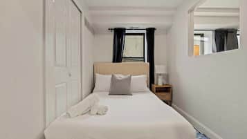 3 bedrooms, desk, WiFi, bed sheets