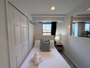 3 bedrooms, desk, WiFi, bed sheets