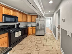 冷蔵庫、電子レンジ、オーブン、コンロ