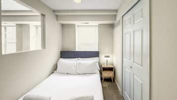 3 bedrooms, desk, WiFi, bed sheets