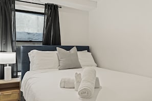3 bedrooms, desk, WiFi, bed sheets