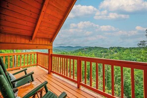 Property grounds - Hot Tub! Cute Studio Cabin! Views! Private! Relax! (Sevierville)