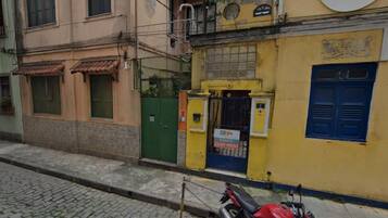 Vista frontal de la propiedad