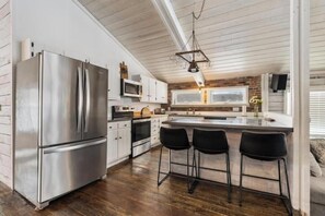 Een microgolfoven, een oven, een kookplaat, een vaatwasser