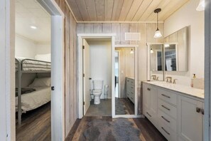 5 slaapkamers, een strijkplank/strijkijzer, wifi, beddengoed