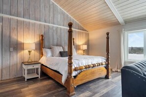 5 bedrooms, iron/ironing board, WiFi, bed sheets