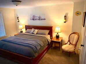 3 bedrooms, iron/ironing board, WiFi, bed sheets - London Maisonette: Black Door
• Great space in a small town close to a big city! (London)