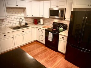 Fridge, microwave, oven, stovetop - London Maisonette: Black Door
• Great space in a small town close to a big city! (London)