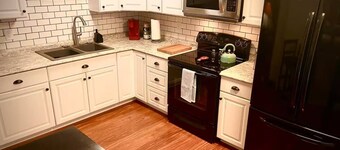 London Maisonette: Black Door
• Great space in a small town close to a big city!