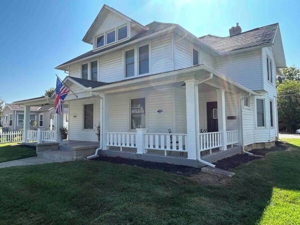Exterior - London Maisonette: Black Door
• Great space in a small town close to a big city! (London)