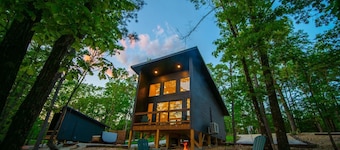 Cove Creek-Modern Cabin Hot Tub, 3 mi. to Buffalo