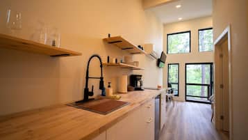 Refrigerador, microondas, parrilla de estufa y cafetera y tetera