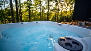 Un jacuzzi rodeado de árboles.