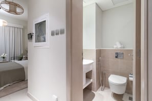 Shower, hair dryer, towels, shampoo