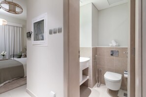 Douche, séchoir à cheveux, serviettes fournies