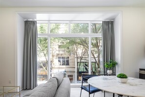 Smart TV - Sosuite | 1BR Apt w W/D, Large Dining Seating (Philadelphia)