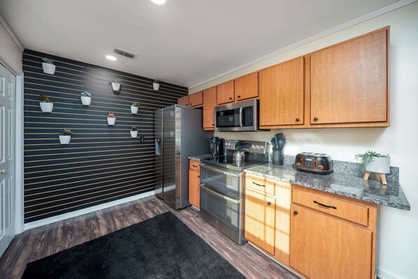 Kühlschrank, Mikrowelle, Ofen, Herdplatte