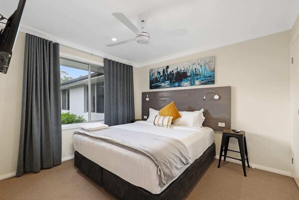 1 habitación, escritorio, tabla de planchar con plancha y wifi 