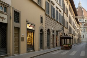 Vista frontal de la propiedad