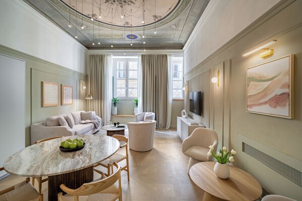 Departamento exclusivo | Área de sala de estar | Televisión de pantalla plana de 32 pulgadas con canales por cable 