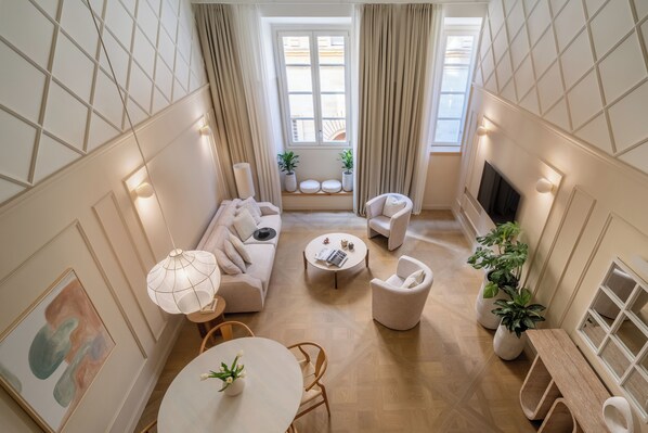 Appartement Duplex Deluxe | Coin séjour | Télévision à écran plat de 32 pouces avec chaînes par câble