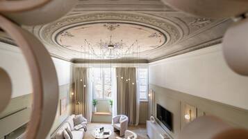 Exclusief appartement | Woonruimte | Een 32-inch flatscreentelevisie met kabelzenders