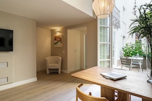 Appartement Duplex Deluxe | Coin séjour | Télévision à écran plat de 32 pouces avec chaînes par câble