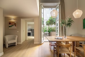Appartement Duplex Deluxe | Coin séjour | Télévision à écran plat de 32 pouces avec chaînes par câble