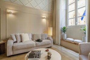 Deluxe Duplex | Living area | 32-inch flat-screen TV with cable channels - Deservi Luxury Apartments (Florence)