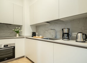Departamento de diseñador | Cocina privada | Refrigerador, parrilla de estufa, lavavajillas y cafetera de espresso
