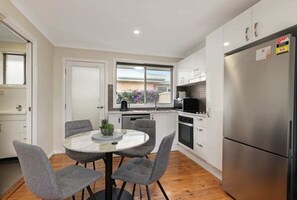 Refrigerador, microondas, horno, placa de cocina