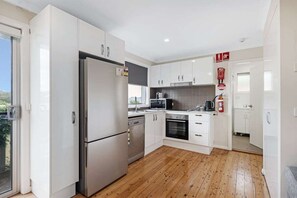 Fridge, microwave, oven, stovetop - Prickly Pear Stays Jesmond, 1-bedroom (Jesmond)