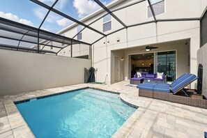 Una piscina al aire libre