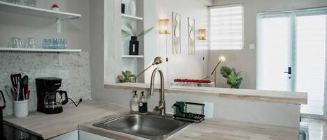 ثلاجة، ميكروويف، فرن، موقد طهي مسطح