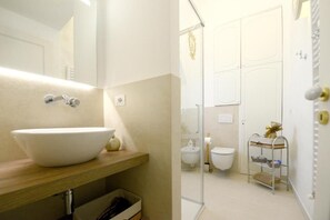Shower, hair dryer, bidet, towels - Ecclesia - Room in the heart of the sassi of Matera (Matera)