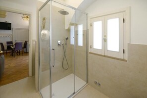 Shower, hair dryer, bidet, towels - Ecclesia - Room in the heart of the sassi of Matera (Matera)