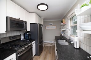 Four à micro-ondes, un four, surface de cuisson, lave-vaisselle