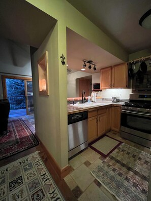 Mikrobølgeovn, ovn, kokeplater og oppvaskmaskin