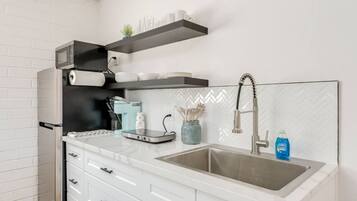 Een microgolfoven, een kookplaat, kookgerei, borden en bestek