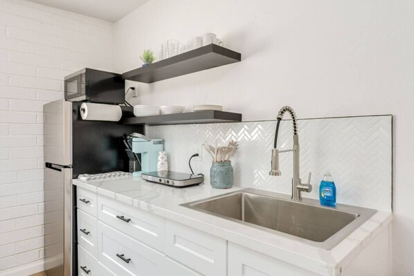 Microondas, placa de cocina y utensilios de cocina