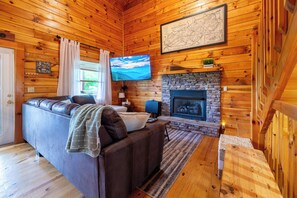 Smart-tv, een open haard en tafelvoetbal