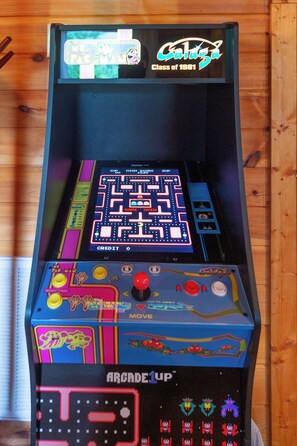 Games room - Private Smoky Mountain Getaway! Mountain View! Hot tub! (Sevierville)