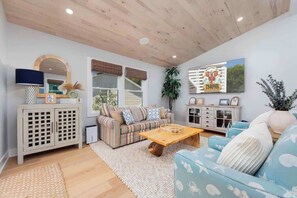 TV - Beachy Luxury, Hot Tub, Fire Pit & 5Min to Beach (Kill Devil Hills)